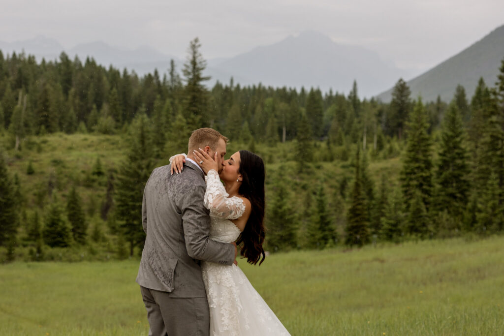 Bride and groom kissing on their rainy elopement day | Belton Stage Park | Stacy Edwards Photography